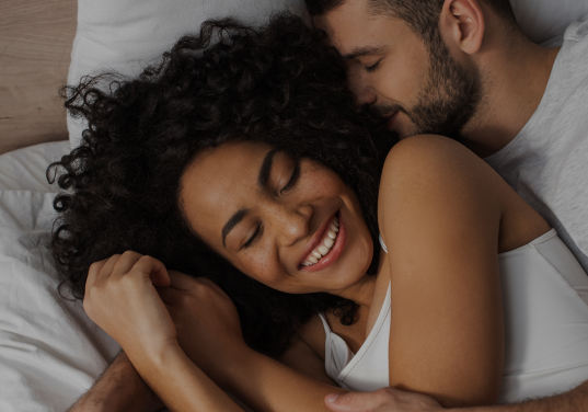 Pareja abrazándose